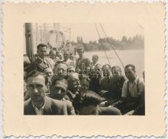 1942. július 5. Tiszavölgyi József felvételei egy balatoni kirándulásról, 11 db fénykép 6x9 cm és 5x...