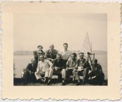 1942. július 5. Tiszavölgyi József felvételei egy balatoni kirándulásról, 11 db fénykép 6x9 cm és 5x...