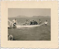 1942. július 5. Tiszavölgyi József felvételei egy balatoni kirándulásról, 11 db fénykép 6x9 cm és 5x...