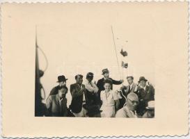 1942. július 5. Tiszavölgyi József felvételei egy balatoni kirándulásról, 11 db fénykép 6x9 cm és 5x...