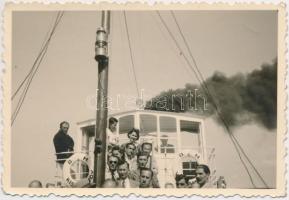 1942. július 5. Tiszavölgyi József felvételei egy balatoni kirándulásról, 11 db fénykép 6x9 cm és 5x...