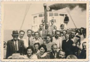 1942. július 5. Tiszavölgyi József felvételei egy balatoni kirándulásról, 11 db fénykép 6x9 cm és 5x...