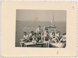 1942. július 5. Tiszavölgyi József felvételei egy balatoni kirándulásról, 11 db fénykép 6x9 cm és 5x...