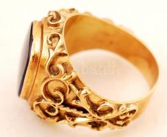 Arany (Au.) 14 K díszített pecsétgyűrű és mandzsetta pár, szintetikus kövekkel, jelzett, mesterjeggy...