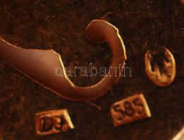 Arany (Au.) 14 K díszített pecsétgyűrű és mandzsetta pár, szintetikus kövekkel, jelzett, mesterjeggy...