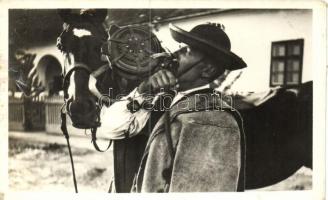 Hortobágy, Csárda, iszik a csikós