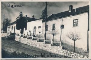 cca 1950 Bajnai utcarészlet és Tanácsháza, jelzetlen fotólap Tiszavölgyi József hagyatékából, 9x13 cm