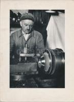cca 1950 Tiszavölgyi József: Öreg szaki az esztergályos műhelyből, pecséttel jelzett vintage fotóművészeti alkotás, képméret 13x18 cm, lapméret 24x18 cm