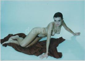 cca 1980 Lukács Ferenc: Hazaváró emlékkép a tárcában, finoman erotikus fénykép, 10x14 cm / cca 1980 Erotic photo, 10x14 cm