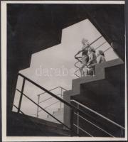 Dr. Csörgeő Tibor (1896-1968): Lányok a strandon, jelzetlen vintage fotó a szerző hagyatékából, 9,5x8,5 cm