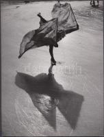 cca 1935 Szendrő István (1908-2000): Pillangó a jégen, jelzetlen vintage fotóművészeti alkotás a szerző hagyatékából, 18x24cm