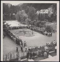 cca 1950 Etényi-Pobuda Sportfotó Munkaközösség: Sport tábor Lillafüreden, publikálva a Sport és Testnevelésben, pecséttel jelzett, feliratozott, 12x12 cm