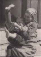 cca 1930 Pöltinger Gusztáv (Sopron): Az első kiscsizma, lágyító előtéttel készült, jelzetlen fotóművészeti alkotás a szerző hagyatékából, 23x17 cm