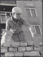 cca 1960 Magyar Alfréd: Kőműves tanuló, a szerző által feliratozott vintage fotóművészeti alkotás, 24x18 cm