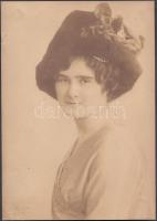 cca 1920 Máté Olga (1878-1961): Kalapos hölgy portréja, hidegpecséttel jelzett vintage fotó, a sarkán törésvonal, 17x12 cm