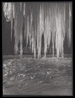 1938 Korschelt Miklós (1900-1982): Jégcsapok, aláírt vintage fotóművészeti alkotás, 23x17 cm