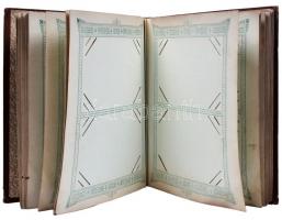 Képes levelezőlap gyűjtő, 41 lapos. Színes. egészvászon kötésben.  Gerinc kopott, belül részben elvá...