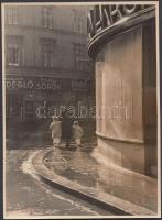 cca 1935 Járai Rudolf (1913-1993): Nyári zápor, jelzetlen fotó, 18x13 cm