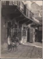 cca 1930 Gaál Margit: Belső udvar, jelzés nélküli vintage fotóművészeti alkotás, 23x17 cm