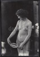 cca 1925-1930 Demeter Károly (1892-1983) párizsi korszakából való finoman erotikus jelzetlen fénykép, azonos méretű üveglemez negatívról készült, későbbi kontakt másolat a szerző hagyatékából, 17x12 cm