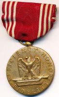 Amerikai Egyesült Államok 1941. "Hadsereg Jó Magaviseleti Érem" Br kitüntetés mellszalagon T:2 USA 1941. "Army Good Conduct Medal" Br decoration with ribbon C:XF
