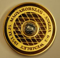 Modern mechanikus (mozgatható) aranyozott Br érem "Anglia 6:3" T:PP Díszdobozban.