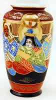 Gazdagon díszített kézzel festett japán porcelán váza, jelzett, apró kopásnyomokkal, m: 18,5 cm