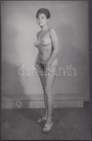 cca 1960 Szandálban és tupírban érkezik gyönyör, a  finoman erotikus fénykép, 24x15 cm / cca 1960 Erotic photo, 24x15 cm