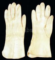 Női glaszé kesztyű, velúr, kis méretű, tört fehér színű.