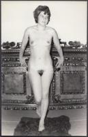 cca 1970 Öreg bútor fiatal ékessége, finoman erotikus fénykép, 14x9 cm / cca 1970 Erotic photo, 14x9 cm