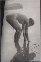 cca 1970 Pancsoló nagylány, finoman erotikus fénykép, 14x9 cm / cca 1970 Erotic photo, 14x9 cm