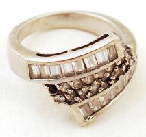 Ezüst (Ag.) gyűrű, szintetikus kövekkel, jelzett, mérete: 51 bruttó: 4.6 g