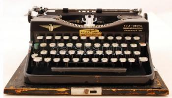 1918 Adler írógép magyar billentyűzettel, felújított, működik, a zár nem működik, de a fedél rögzíth...