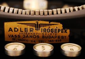 1918 Adler írógép magyar billentyűzettel, felújított, működik, a zár nem működik, de a fedél rögzíth...