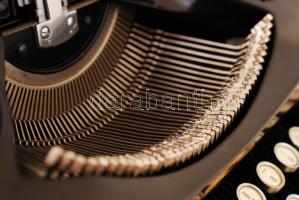 1918 Adler írógép magyar billentyűzettel, felújított, működik, a zár nem működik, de a fedél rögzíth...