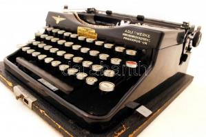 1918 Adler írógép magyar billentyűzettel, felújított, működik, a zár nem működik, de a fedél rögzíth...