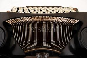 1918 Adler írógép magyar billentyűzettel, felújított, működik, a zár nem működik, de a fedél rögzíth...