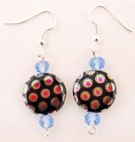 Kerek alakú fülbevalópár, csiszolt kristály díszítéssel