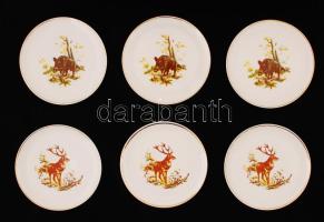 Hollóházi erdei mintás kézzel festett porcelán süteményes tányérok, 6 db (3-3 pár), jelzett, apró kopásnyomokkal d: 15,5 cm