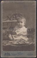 Gyermek játékkockával, keményhátú, régi fénykép. Lintner Ferenc műterme. Szeged. 10x6cm