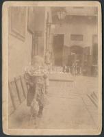 Ernő gyermek falóval leány ruhában , keményhátú, régi fénykép. 12x9cm