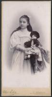 Kislány babával , keményhátú, régi fénykép. Uher Ödön műterme. Budapest. 16x8cm