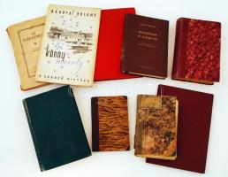 10 darabos könyv tétel: történelmi és szépirodalmi könyvek vegyesen, pl.  Gárdonyi Géza: Durbints sógor (Bp., cca 1942); Galeotto Marzio könyve Mátyás királyról (Bp., [1901], borítója hiányzik); Fényes Elek: Szigetvár ostroma. (Bp., 1890, Franklin); Széchenyi István: Hitel (Bp., 1892); Rákosi Mátyás: Honvédelem és hazafiság (Bp., 1952), stb. Kötetenként változó állapotban.