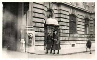 cca. 1940 Budapest I. Budavári palota; Udvarlaki őrség, photo