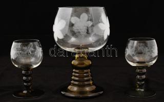 3 db szüreti díszítésű csiszolt üvegpohár, színezett talppal, 2 db kicsi: d: 6 cm, m: 14 cm; és 1 db nagy: d: 11 cm, m: 22 cm