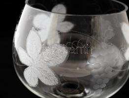 3 db szüreti díszítésű csiszolt üvegpohár, színezett talppal, 2 db kicsi: d: 6 cm, m: 14 cm; és 1 db...