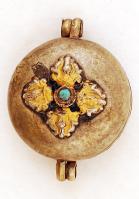 Alpakka szelence szanszkrit felirattal, gyönggyel díszítve. átmérő:4,5cm