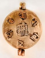 Alpakka szelence szanszkrit felirattal, gyönggyel díszítve. átmérő:4,5cm