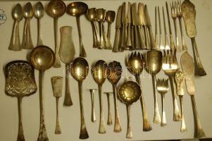 Régi, jó hagyaték tétel, kb 10kg Ag evőeszközökből, benne sok érdekességgel. Érdemes megtekinteni!