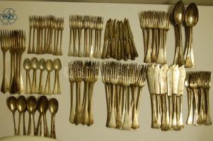 Régi, jó hagyaték tétel, kb 10kg Ag evőeszközökből, benne sok érdekességgel. Érdemes megtekinteni!